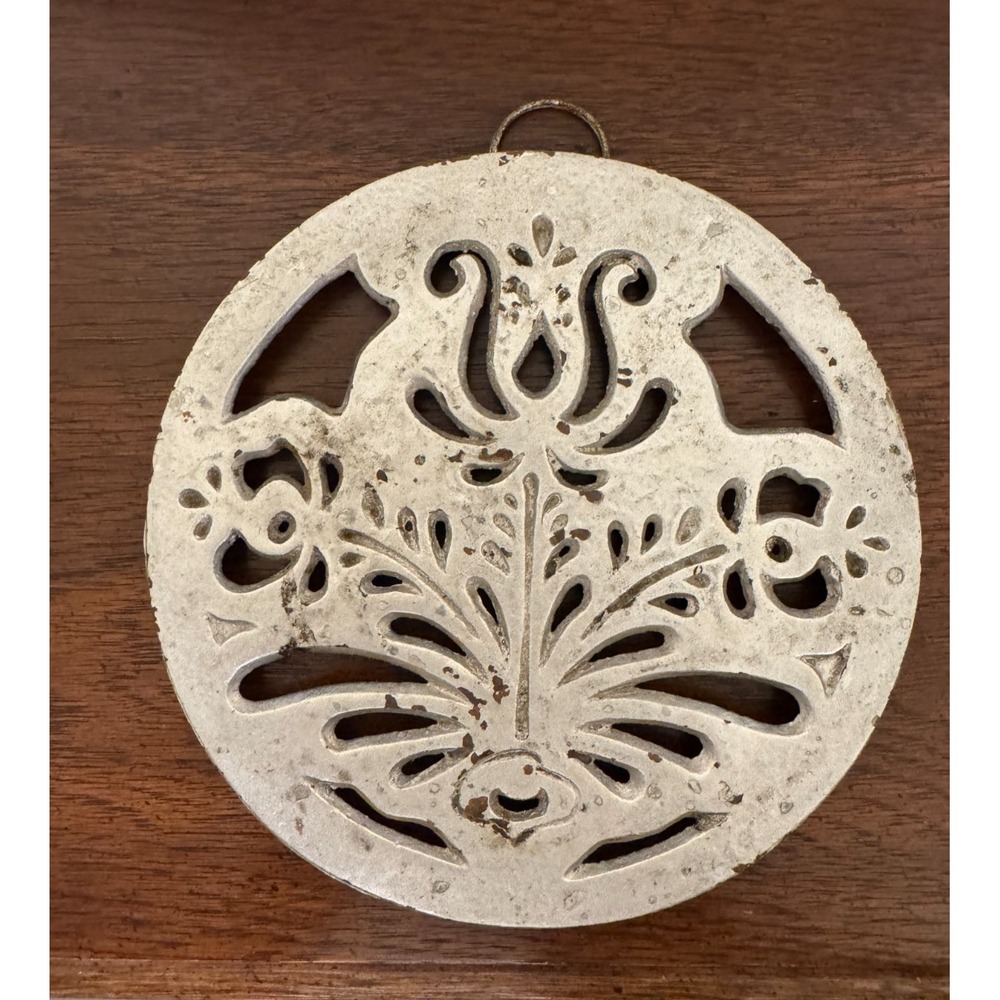Vintage 1985 Pfaltzgraff Cast Metal Round Floral Trivet Wall Plaque 7.25" Round